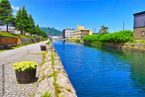 新緑の北海道小樽市、中央橋から見る快晴の北側の小樽運河の街並み
