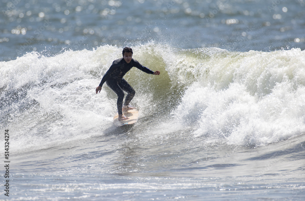 湘南の海でサーフィンをする男性