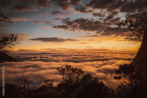 Obraz na płótnie Nascer do Sol Acima das Nuvens no Pico Parana w salonie