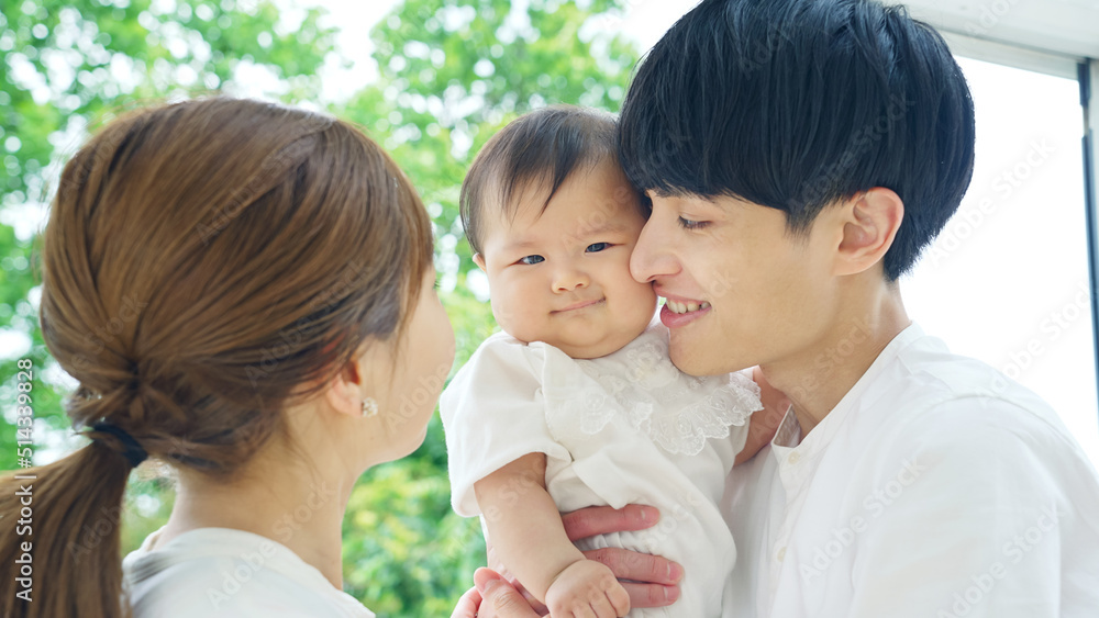 自然を背景に笑う赤ちゃんと両親 自然を背景に笑う赤ちゃんと両親