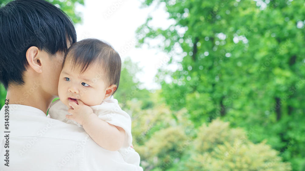 赤ちゃんを抱っこする男性 赤ちゃんを抱っこする男性
