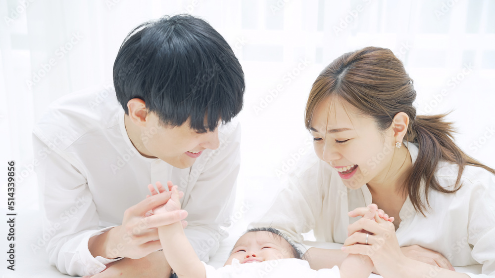 赤ちゃんを寝かしつける両親 子育てイメージ 赤ちゃんを寝かしつける両親 子育てイメージ