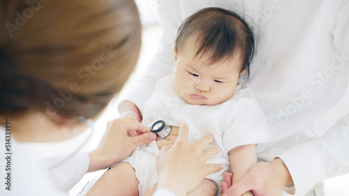 赤ちゃんを診察する医師 小児科医 乳幼児検診