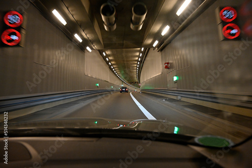 schnelle Autofahrt durch Tunnel