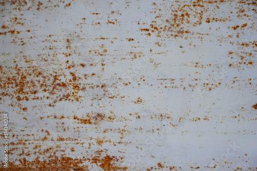 weiß gestrichene Metallfläche mit Rost
