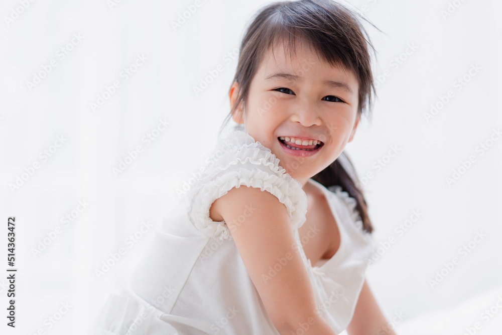 おうちで遊ぶ小さな女の子 おうちで遊ぶ小さな女の子