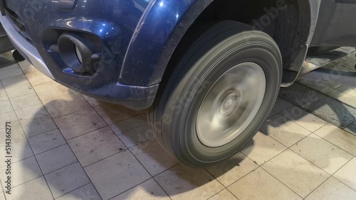 checking the operation of the wheel on the car in the workshop