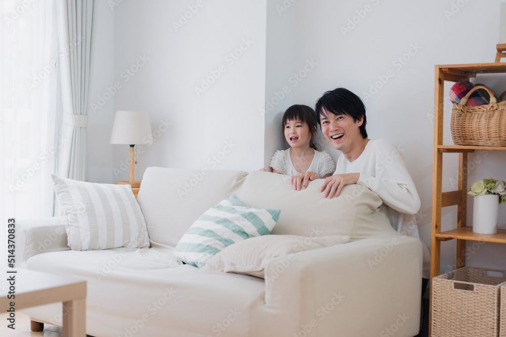 お父さんと一緒におうちで遊ぶ小さな女の子 お父さんと一緒におうちで遊ぶ小さな女の子