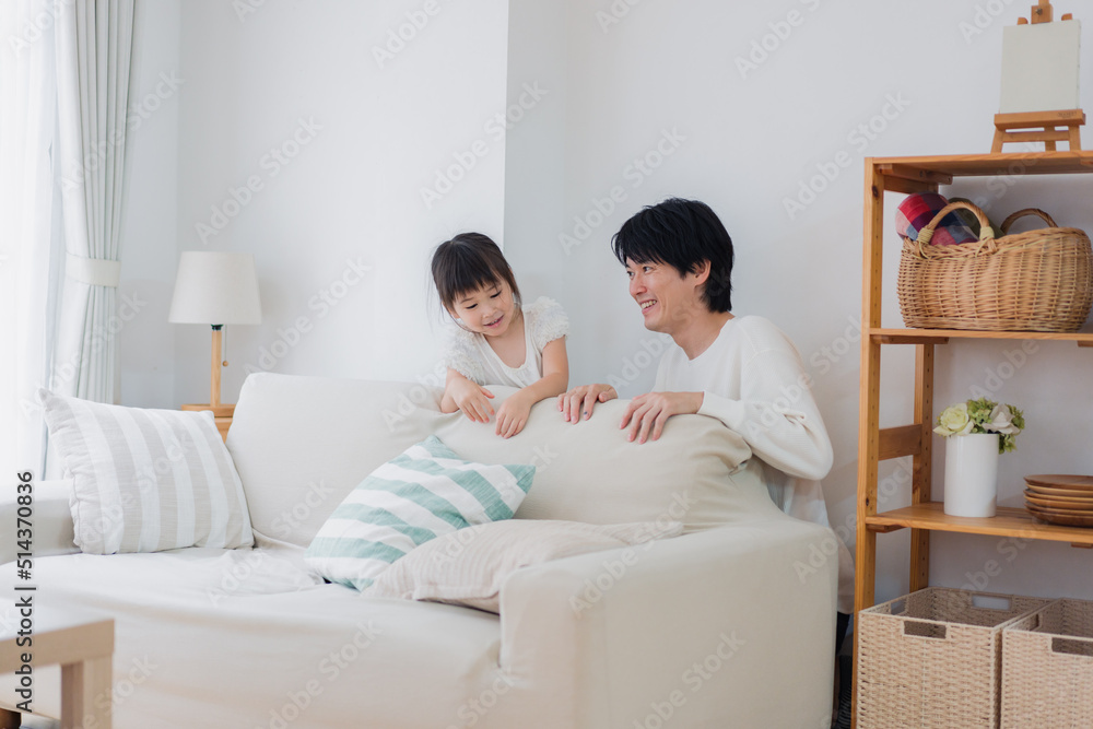 お父さんと一緒におうちで遊ぶ小さな女の子 お父さんと一緒におうちで遊ぶ小さな女の子