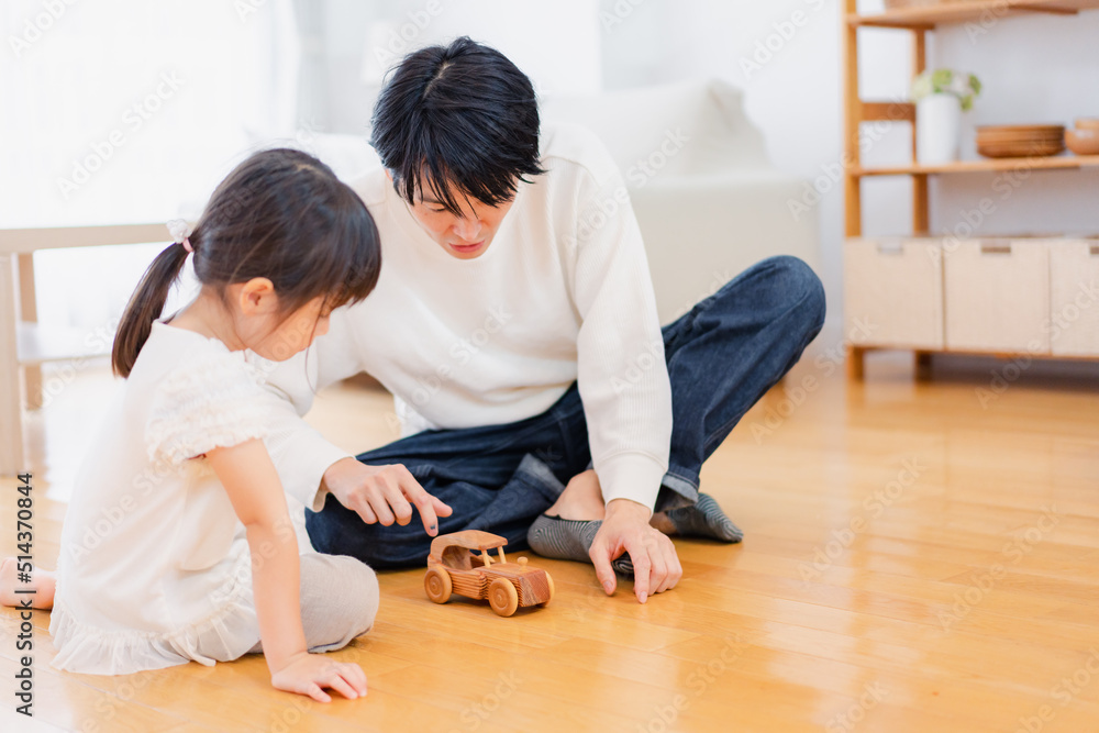お父さんと一緒におうちで遊ぶ小さな女の子 お父さんと一緒におうちで遊ぶ小さな女の子