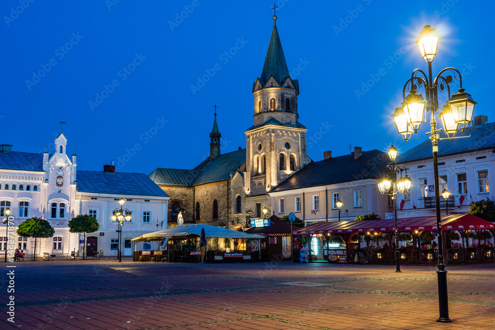 Naklejka premium iglesia y el monasterio franciscano, neo-romanico, plaza del mercado, Sanok, Voivodato de Subcarpacia, Polonia, eastern europe