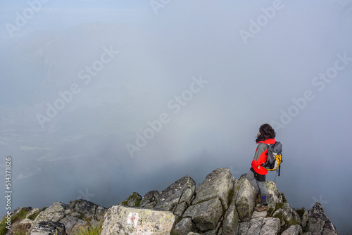escursionista frente al monte Swinica, 2301 metros, Kasprowy Wierch , parque nacional Tatra, Malopolska, Cárpatos, Polonia, europe