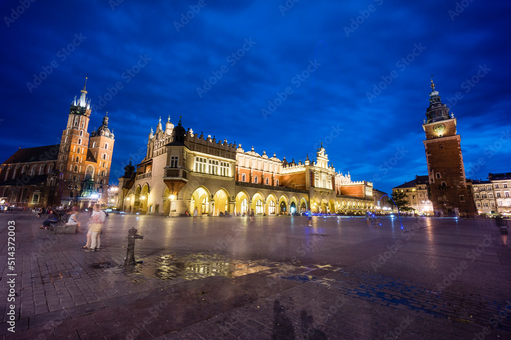 Fototapeta premium lonja de los Paños o Sukiennice edificio renacentista y basilica gotica de Santa Maria, Rynek Główny , plaza del mercado, Cracovia , voivodato de Pequeña Polonia,Polonia, eastern europe