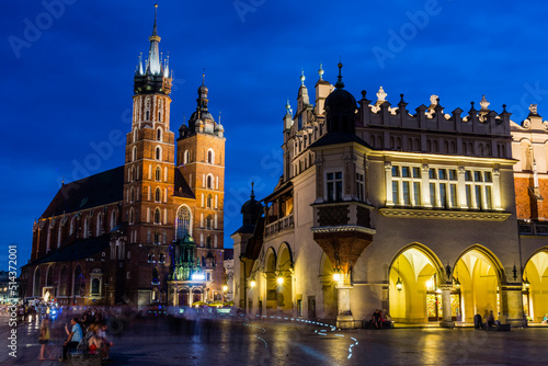 lonja de los Paños o Sukiennice edificio renacentista y basilica gotica de Santa Maria,  Rynek Główny , plaza del mercado, Cracovia , voivodato de Pequeña Polonia,Polonia,  eastern europe photo