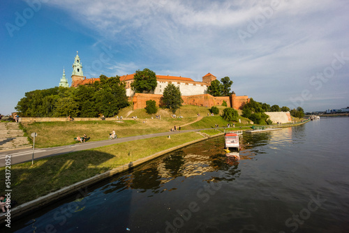 barcazas en el rio Vistula, castillo y colina de Wawel, Cracovia , voivodato de Pequeña Polonia,Polonia,  eastern europe photo