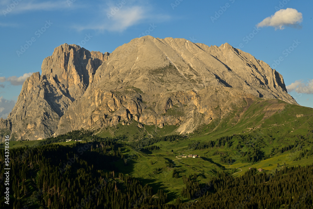 Der Plattkofel in den Südtiroler Dolomiten bei Sonnenuntergang mit dem Langkofel im Hintergrund
