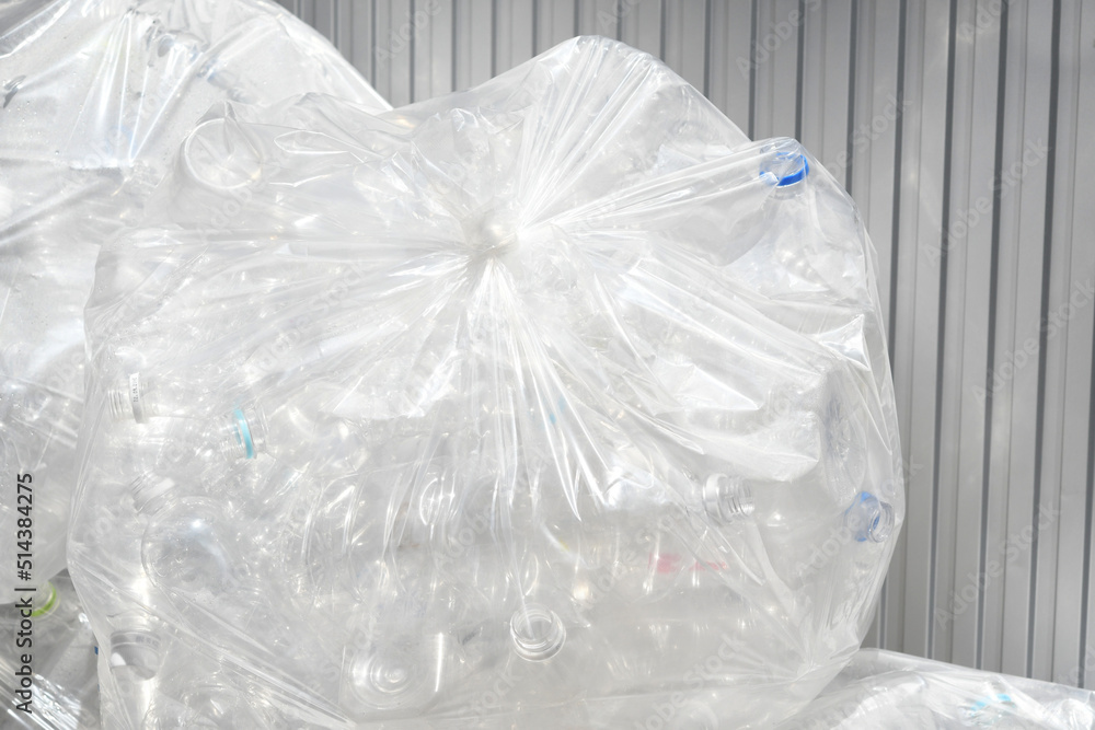 Obraz premium ゴミ袋に入れたペットボトル