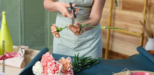 Female florist making beaut...