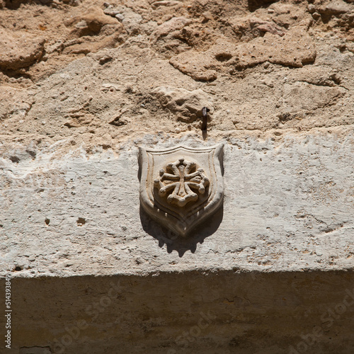 Fotografie Petite croix huguenote sculptée sur le linteau d'une porte