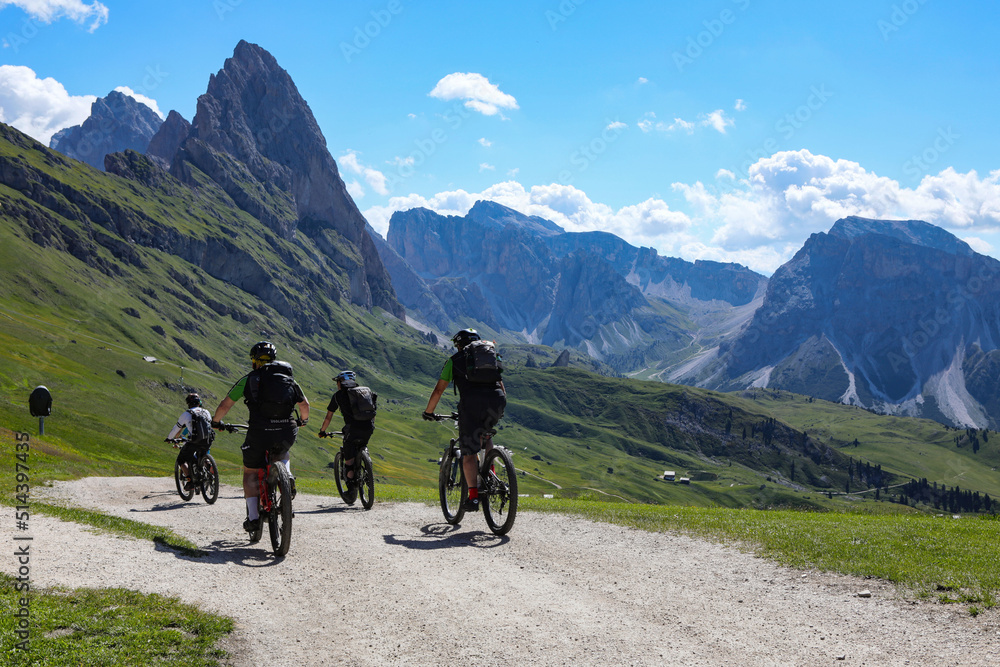 Fototapeta premium Mountainbiker im Naturparkt Puez-Geisler