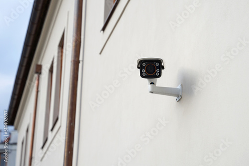 Photo Modern smart outdoor cctv camera on house, protecting property against burglars