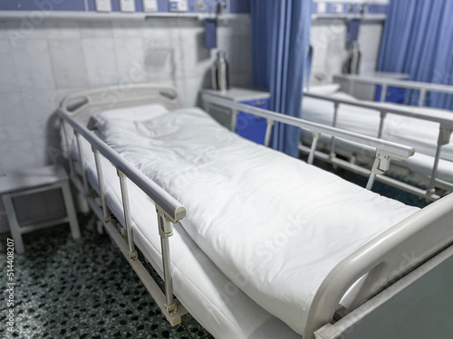 Εκτύπωση καμβά Empty bed in hospital ward