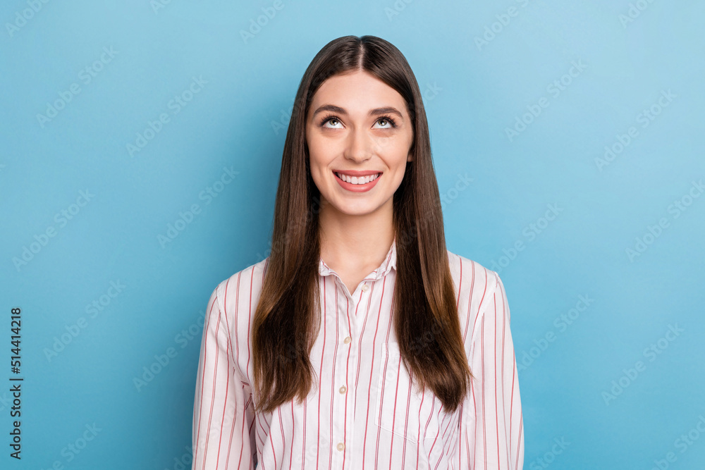 Obraz premium Photo of dreamy funny lady dressed pink shirt big looking up empty space isolated blue color background