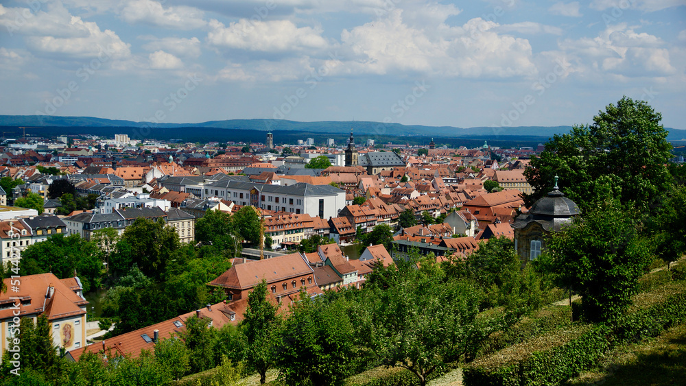 Blick vom Michelsberg über Bamberg bei Sonnenschein mit kleinen Wolken