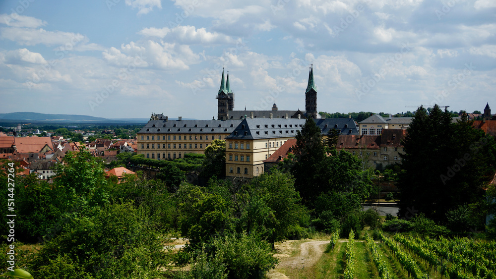Blick vom Michelsberg auf das Kloster in Bamberg bei Sonnenschein mit kleinen Wolken
