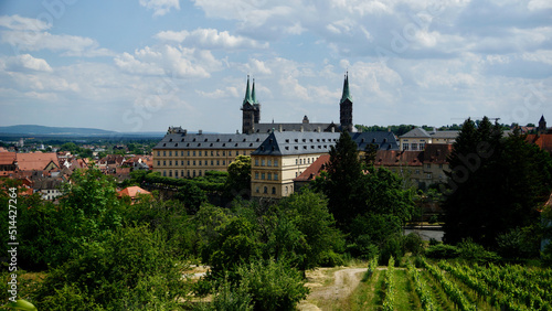 Blick vom Michelsberg auf das Kloster in Bamberg bei Sonnenschein mit kleinen Wolken