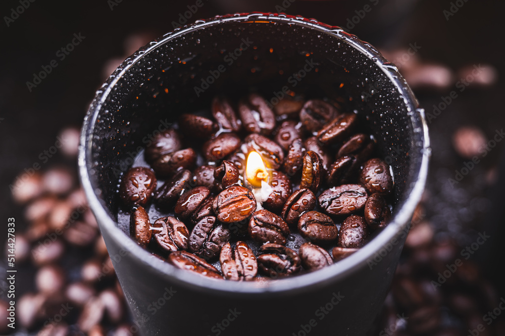 Obraz premium Kawa ziarnista palona. Palarnia kawy. Ziarna kawy. Kawa i ogień. Mała czarna.