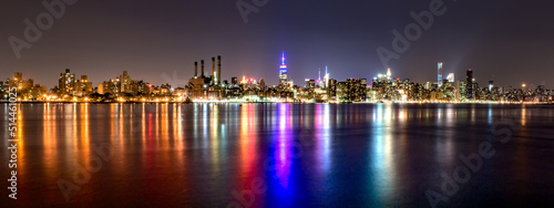 Valokuva Manhattan Panorama At Night Reflected In East River