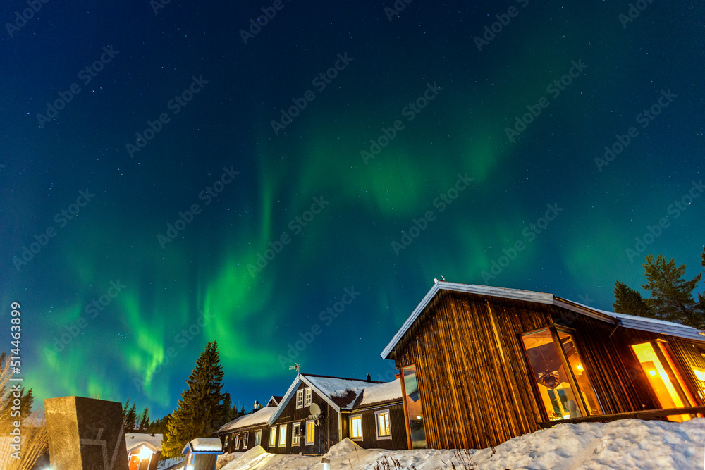 Naklejka premium Aurora boreale in Lapponia. ad Abisko in Svezia. Colori nel cielo e tra la neve