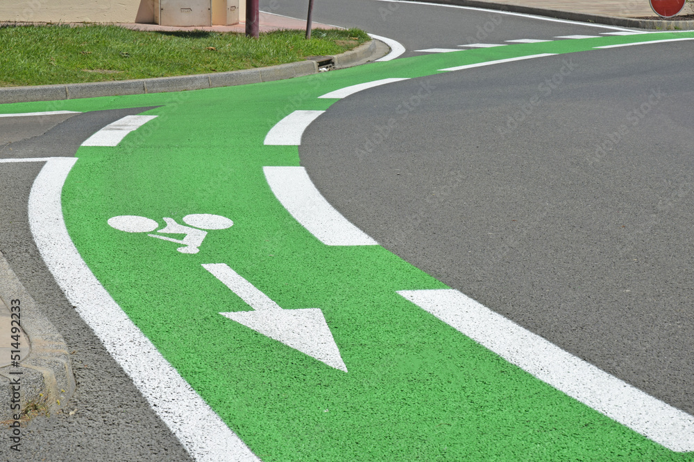 Pistes cyclables vert et blanc autour d'un rond-point à Port-la-Nouvelle, Aude, Languedoc, Occitanie, France.