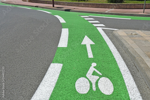 Fototapeta Naklejka Na Ścianę i Meble -  Pistes cyclables vert et blanc autour d'un rond-point à Port-la-Nouvelle, Aude, Languedoc, Occitanie, France.