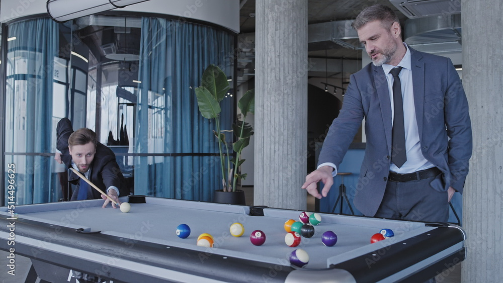 © Synthex - Male business partners playing billiards and discussing cooperation in office © Synthex - Male business partners playing billiards and discussing cooperation in office