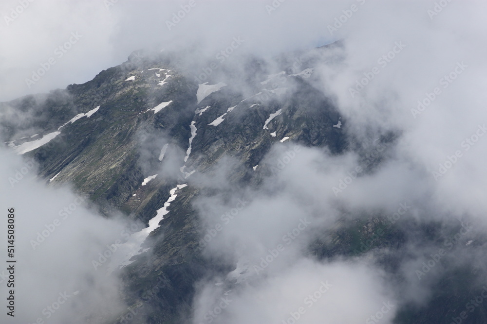 Obraz premium The top of the mountain in the clouds near Lake Ritsa in Abkhazia.