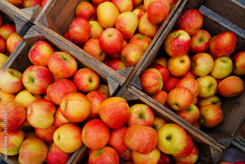 Foto Organic apples in crates at a farmers market