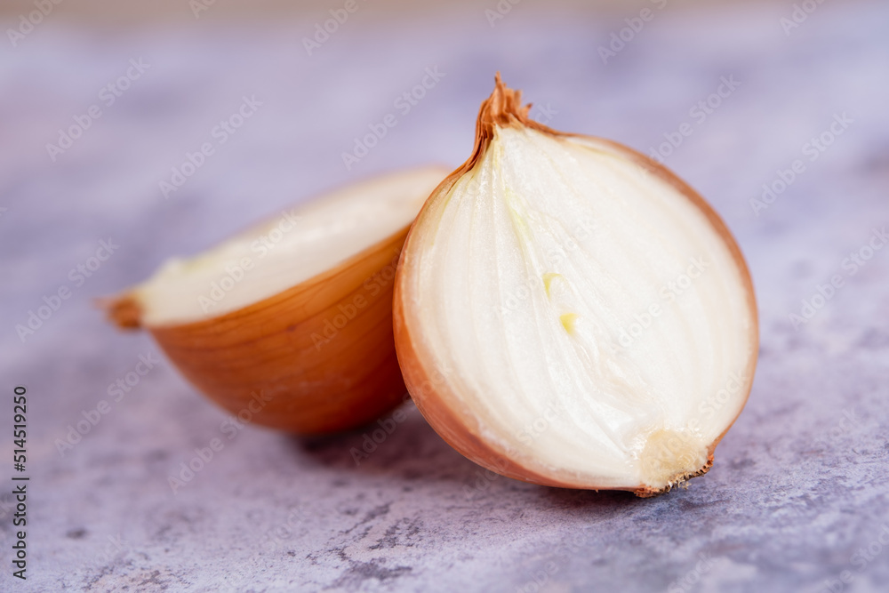 Obraz premium A halved onion on a marble surface background.