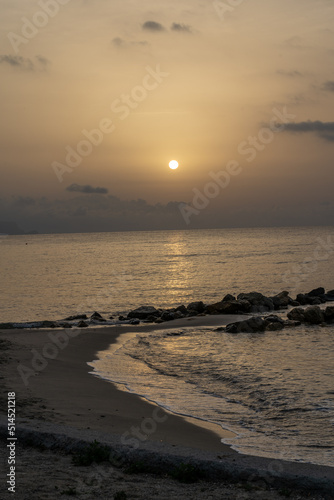 Sonnenuntergang am Meer in Italien. Vielfalt der Farben und Farben der aufgehenden Sonne. Meereslandschaft mit Wasser und Steinen.