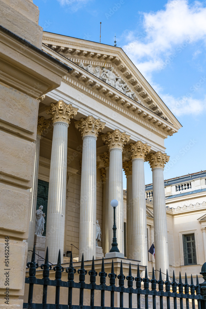 Fototapeta premium Façade néo-classique du Palais de justice historique de Montpellier, aujourd'hui Cour d'Appel de Montpellier