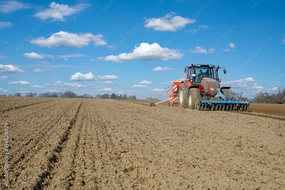 Fototapeta premium Feldbestellung: Einsaat des Saatgutes.