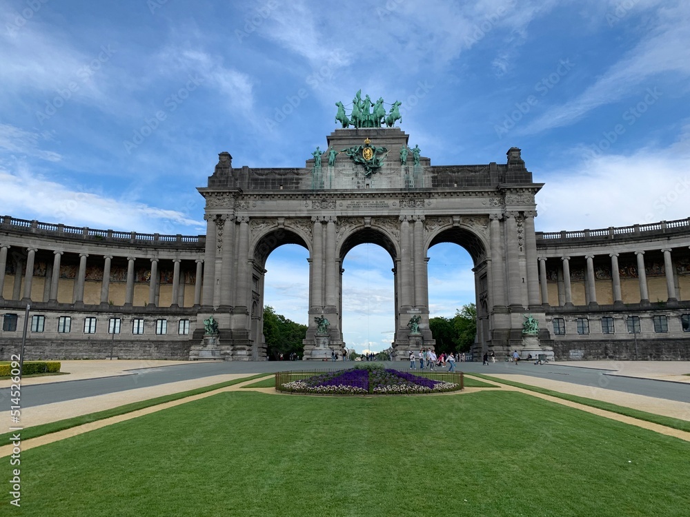 Obraz premium The Cinquantenaire memorial arch at the Parc du Cinquantenaire (Jubelpark). Flowers in front. Famous tourism and sightseeing place. Bruxelles, Brussels Capital Region, Belgium.