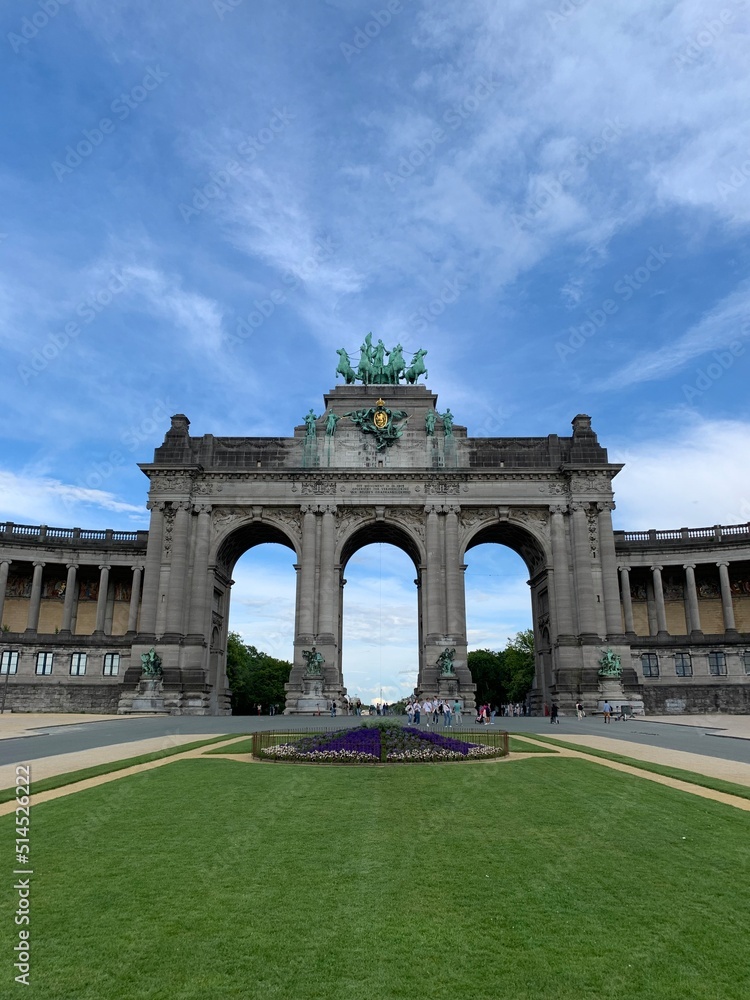 Obraz premium The Cinquantenaire memorial arch at the Parc du Cinquantenaire (Jubelpark). Flowers in front. Famous tourism and sightseeing place. Bruxelles, Brussels Capital Region, Belgium