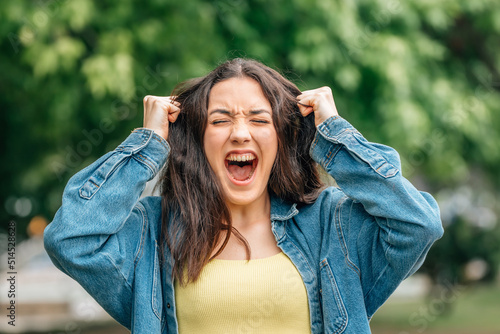 Fotografie desperate girl screaming furious outdoors