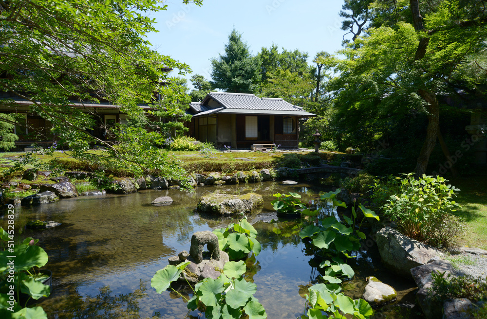 Obraz premium 旧三井家下鴨別邸 庭の池から茶室を望む 京都市左京区下鴨