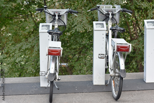 Attraversando il cielo blu: tra sicurezza, velocità e simboli dei mezzi di trasporto:  biciclette  di città a noleggio photo