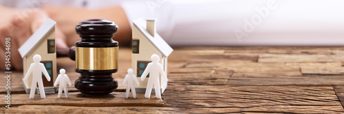 Foto Close-up of mallet showing separation of family and house