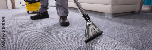 Fotografia Person Cleaning Carpet With Vacuum Cleaner