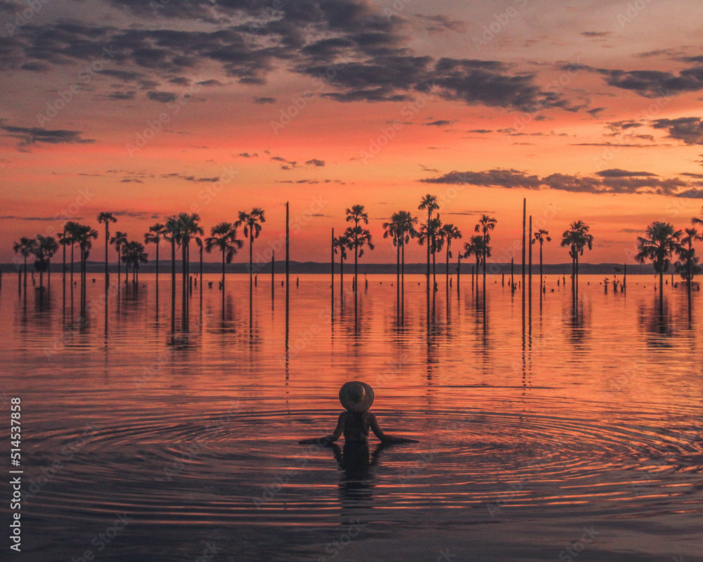 Fototapeta premium Por do sol na praia dos burutis, em Palmas, Tocantins 